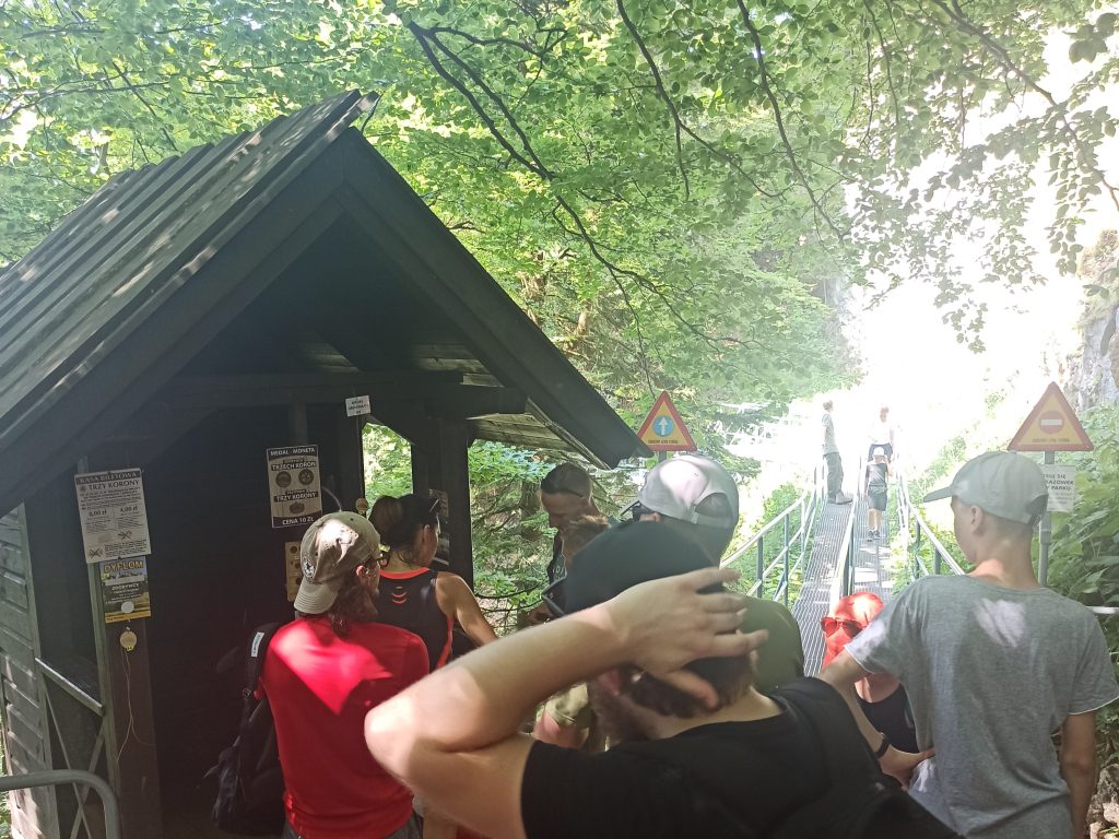 Kolejka do budki z biletami wstępu na punkt widokowy na Trzech Koronach.